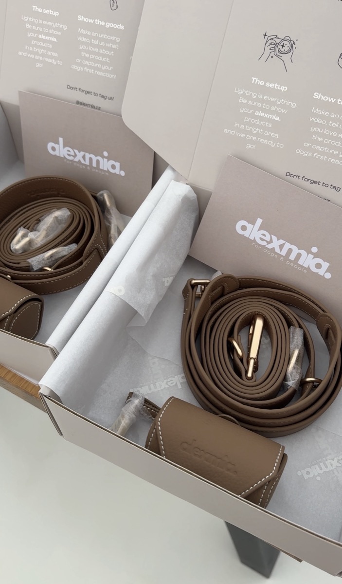 Set v celopotištěné alexmia krabici s hedvábným papírem a unboxing kartičkami